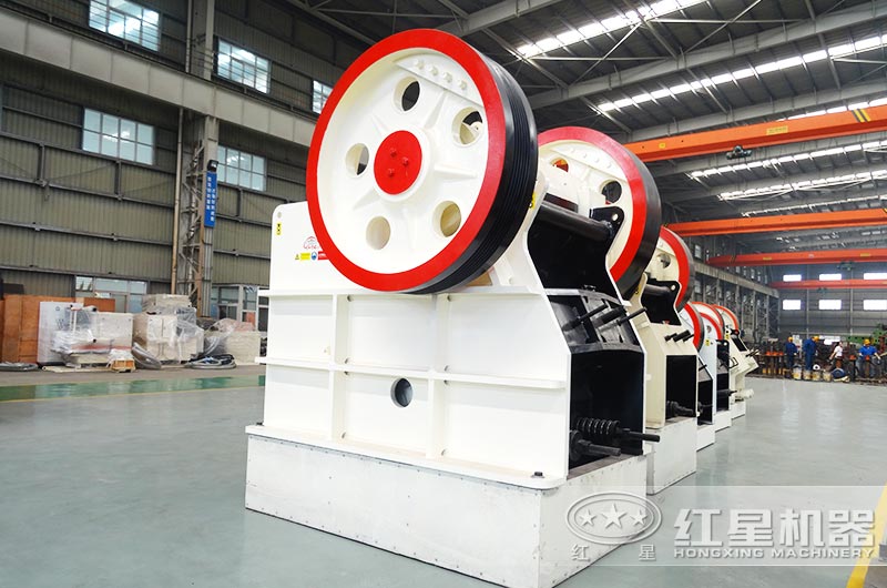 PE900*1200鄂式碎石机产量大概多少？能破碎水泥块吗？
